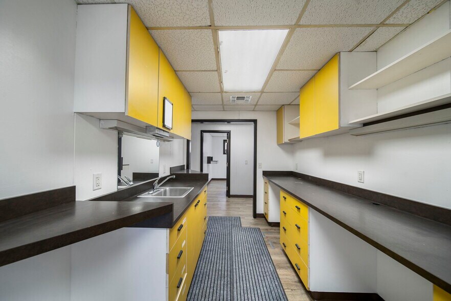 More Photos Of 700 S Main St, Grove Medical For Sale