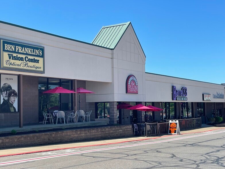 More Photos Of 8202-8280 E Market St, Warren Unknown For Lease