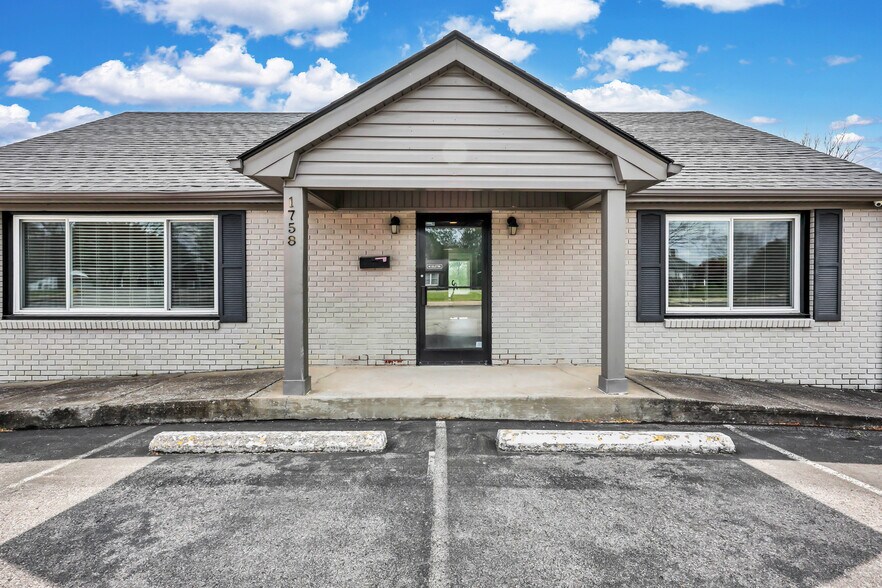 Primary Photo Of 1758 Memorial Dr, Clarksville Medical For Lease