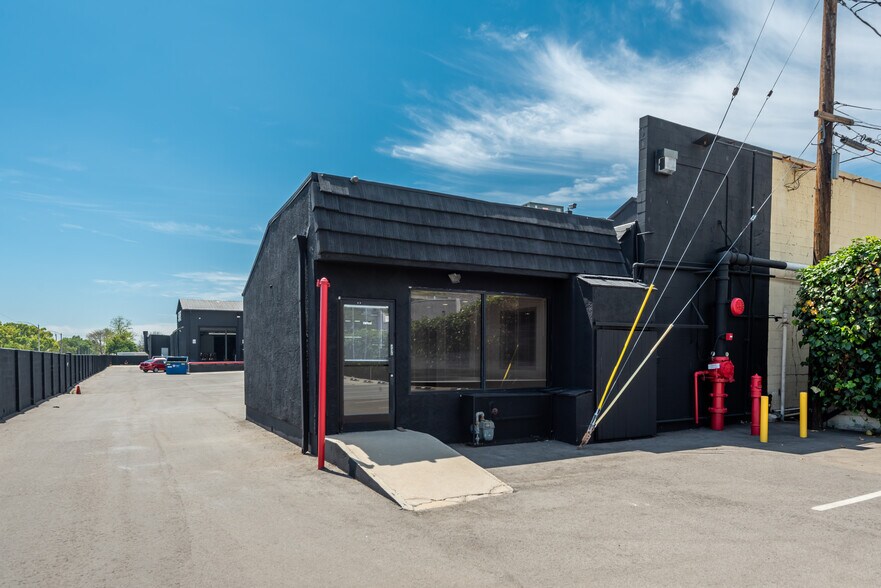 More Photos Of 713 N Victory Blvd, Burbank Warehouse For Lease