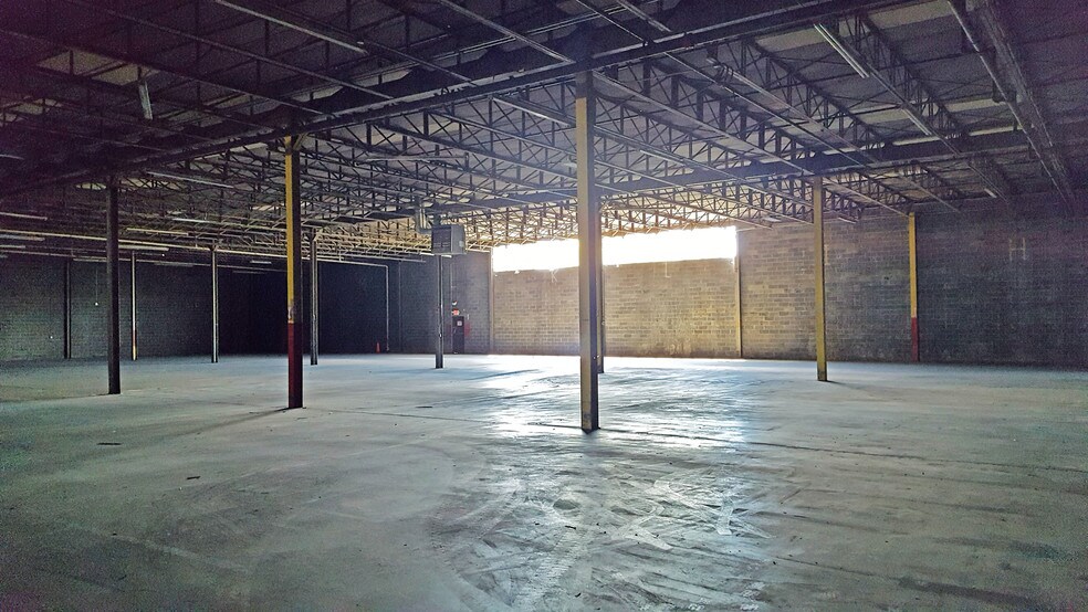 More Photos Of 225 Underhill Blvd, Syosset Warehouse For Lease