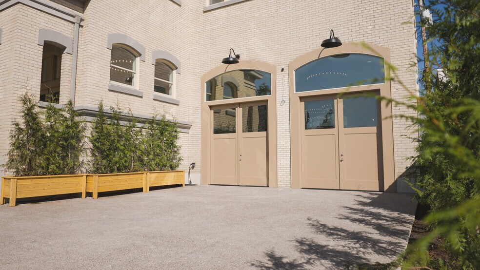 More Photos Of 550 N 1st St, Woodburn Office For Sale