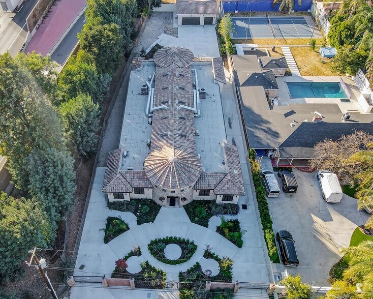 More Photos Of 5647 Beckford Ave, Tarzana Rehabilitation Center For Lease