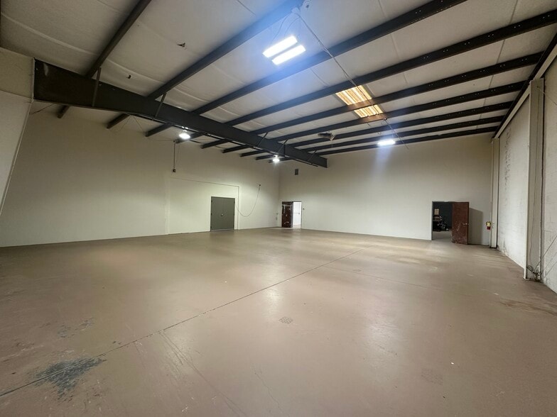 More Photos Of 5930 Gateway Dr, Alpharetta Warehouse For Lease