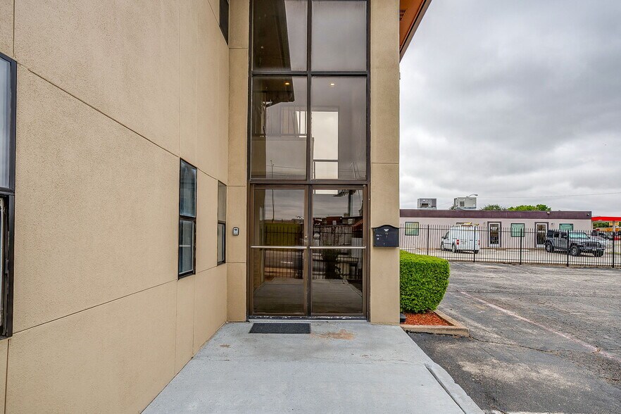 More Photos Of 2030 S Las Vegas Trl, White Settlement Office For Sale