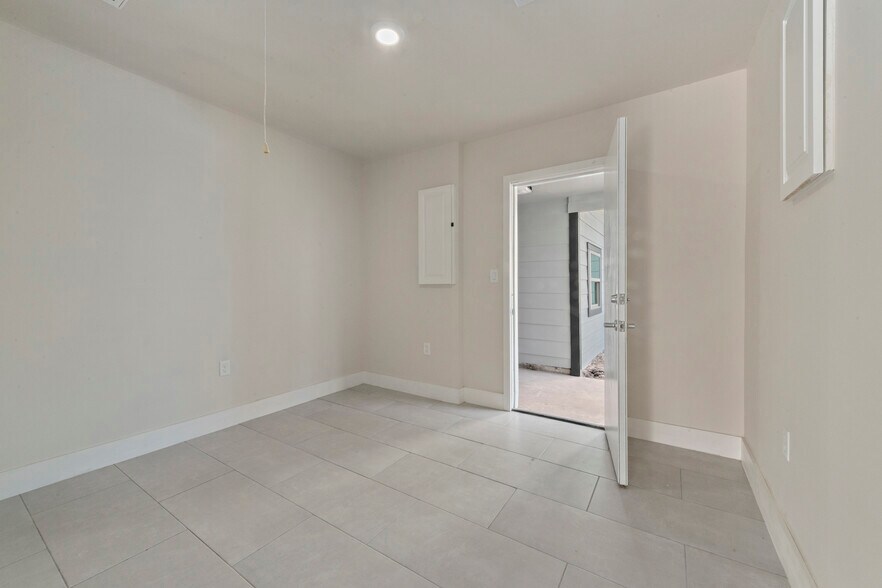 More Photos Of 15605 Woodforest Blvd, Channelview Office For Lease