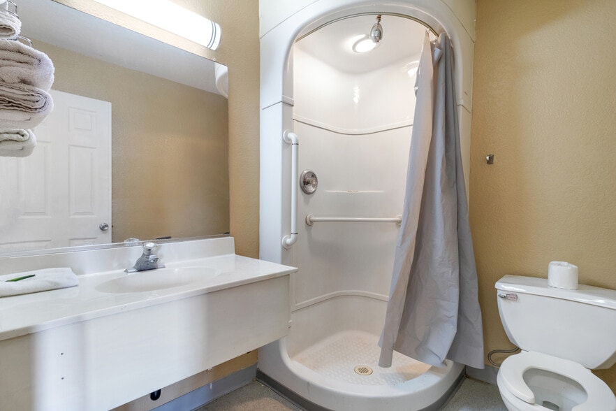 More Photos Of 16901 Stoddard Wells Rd, Victorville Hotel For Sale