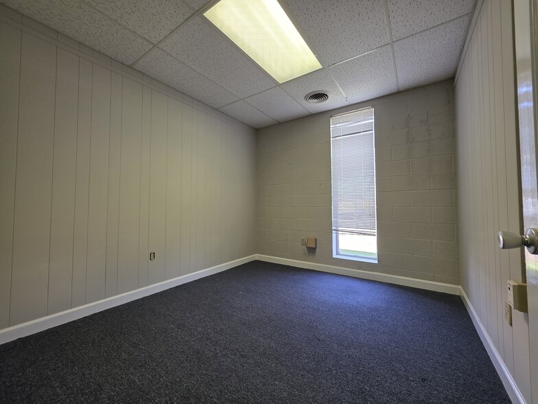 More Photos Of 404 St Andrews Dr, Greenville Office For Lease