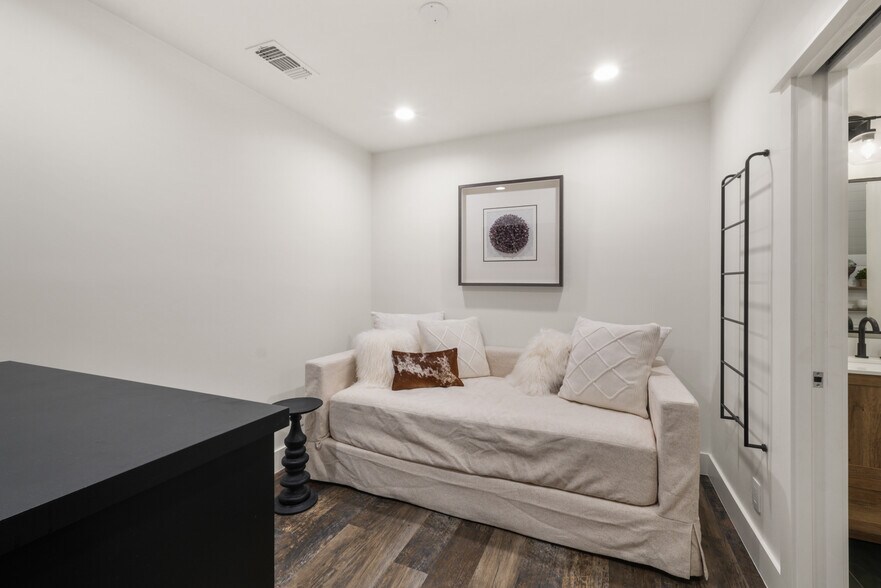 More Photos Of 602 Steve Hawkins Pky, Marble Falls Storefront Retail Office For Lease