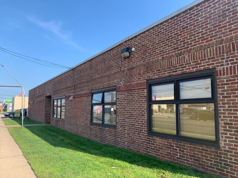 Primary Photo Of 50 Mill Rd, Freeport Manufacturing For Sale