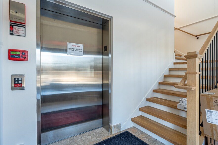 More Photos Of 330 W Frontage Rd, Northfield Medical For Lease