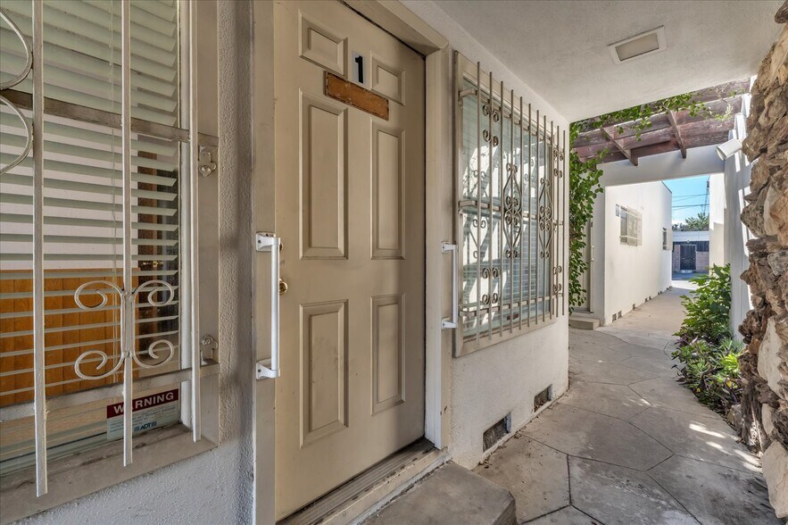 More Photos Of 18032 Ventura Blvd, Encino Medical For Lease