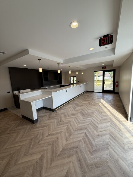 More Photos Of 24 E Saint Charles Rd, Villa Park Freestanding For Lease