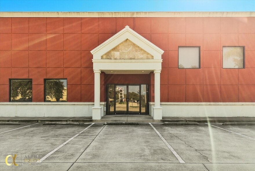 More Photos Of 201 Specialty Pt, Sanford Showroom For Lease