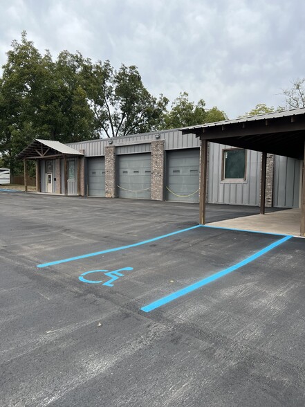 Primary Photo Of 505 E Main St, Clinton Auto Repair For Lease