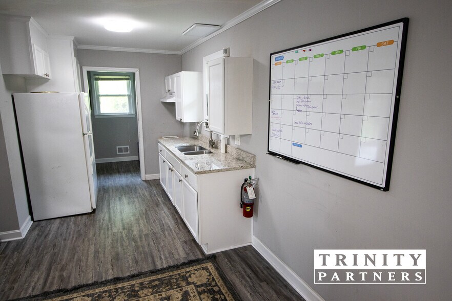 More Photos Of 1253 Pine St, Elgin Office For Lease