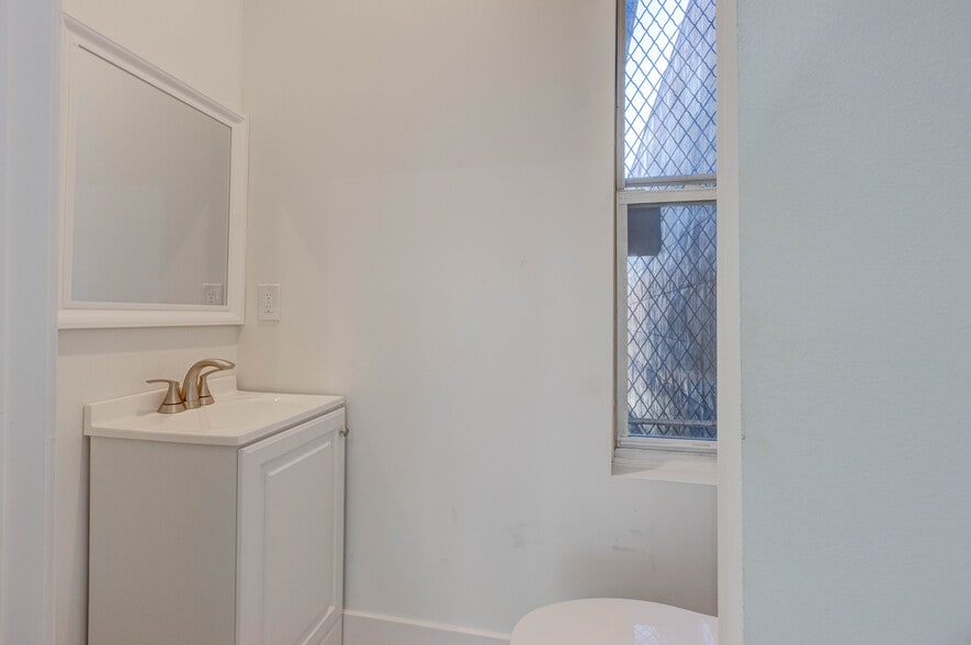 More Photos Of 833 N Howard St, Baltimore Storefront Retail Office For Lease