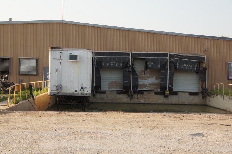 More Photos Of 1301 East Ave, Carrizo Springs Warehouse For Lease