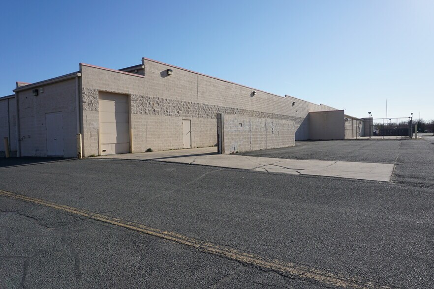 More Photos Of 93 W Campbell Rd, Rotterdam Freestanding For Sale
