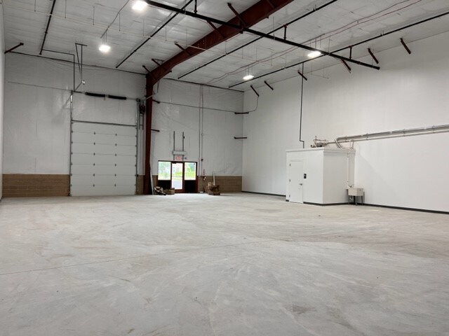 More Photos Of 117 Patriot Dr, Middletown Flex For Lease