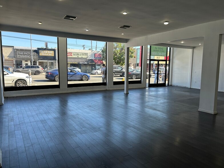 More Photos Of 337-355 N La Cienega Blvd, Los Angeles Storefront For Lease