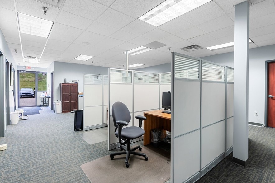 More Photos Of 501-617 Travelers Trl, Burnsville Research And Development For Lease