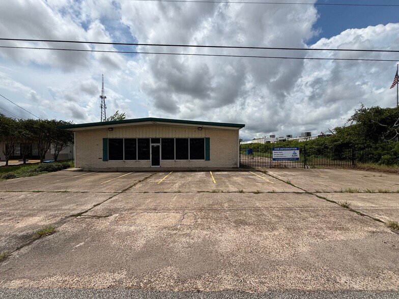 Primary Photo Of 726 Main St, Clute Warehouse For Lease