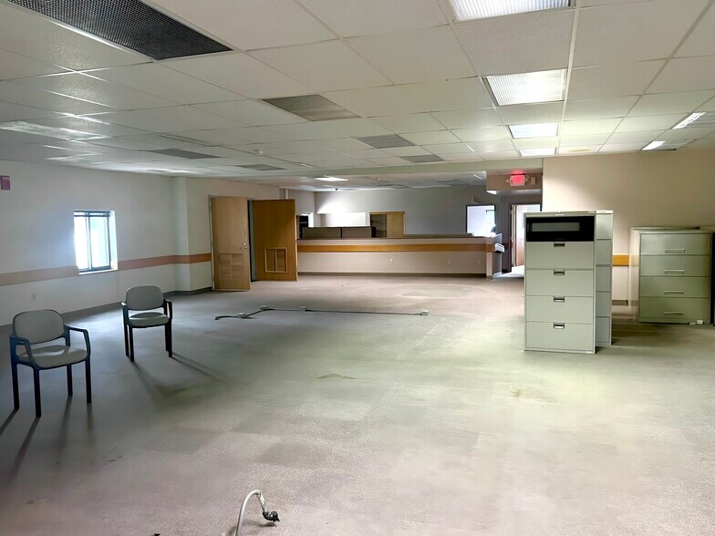 More Photos Of 2378 Wilshire Blvd, Mound Warehouse For Lease