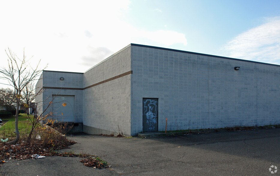 More Photos Of 105 Remington Blvd, Ronkonkoma Warehouse For Lease