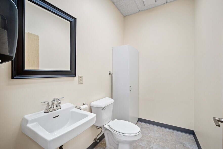 More Photos Of 5500 NW Johnston Dr, Johnston Flex For Lease