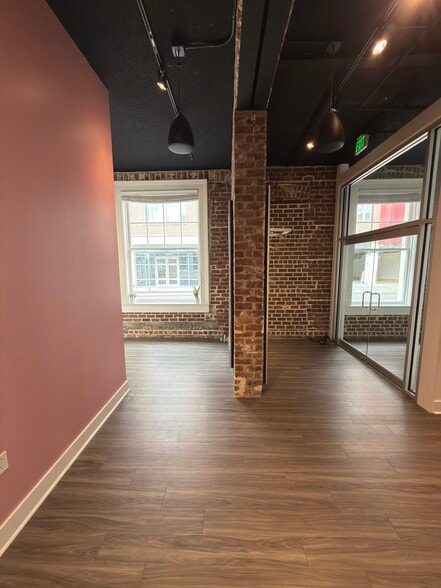 More Photos Of 10 Whitaker St, Savannah Storefront Retail Residential For Lease