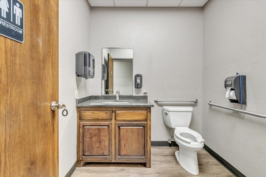 More Photos Of 809 Cornell Pky, Oklahoma City Storefront Retail Residential For Sale