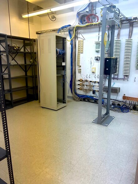 More Photos Of 2378 Wilshire Blvd, Mound Warehouse For Lease