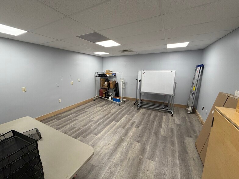 More Photos Of 5380 Eisenhower Ave, Alexandria Research And Development For Lease