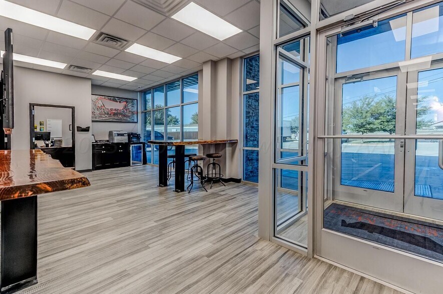 More Photos Of 7845 Canyon Dr, Amarillo Loft Creative Space For Lease