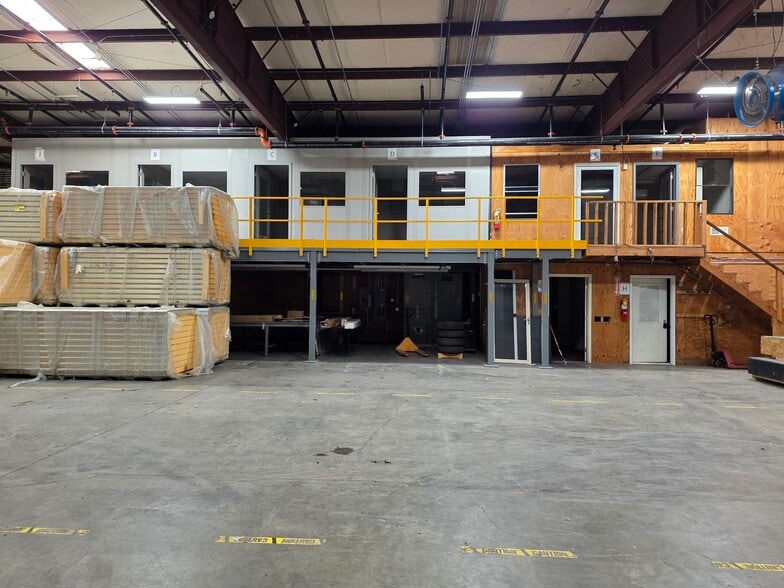 More Photos Of 318 Bell Park Dr, Woodstock Distribution For Lease