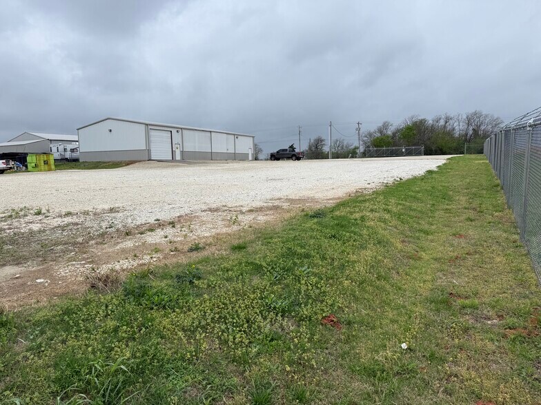 More Photos Of 7811 Kickapoo Ave, Shawnee Warehouse For Lease