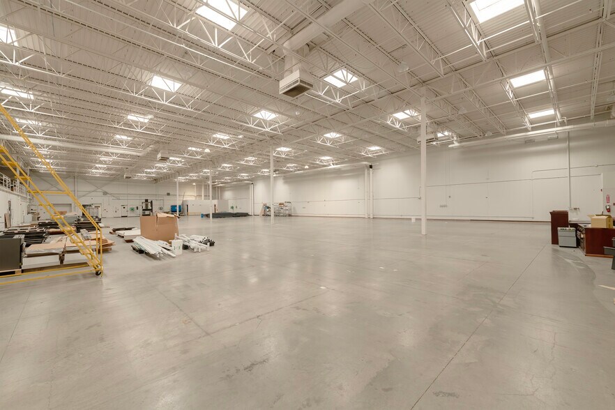 More Photos Of 1551 Corporate Dr, Irving Warehouse For Lease