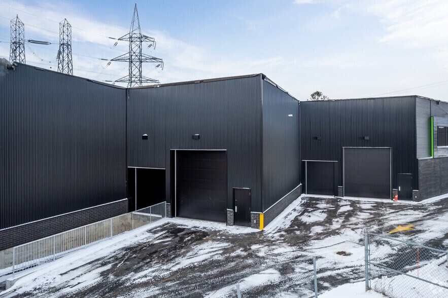 More Photos Of 17990 Rue Des Gouverneurs, Mirabel Distribution For Lease