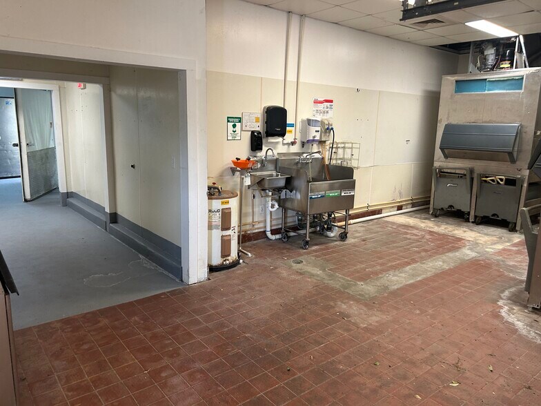 More Photos Of 174 NW 9th ave, Mulberry Distribution For Sale