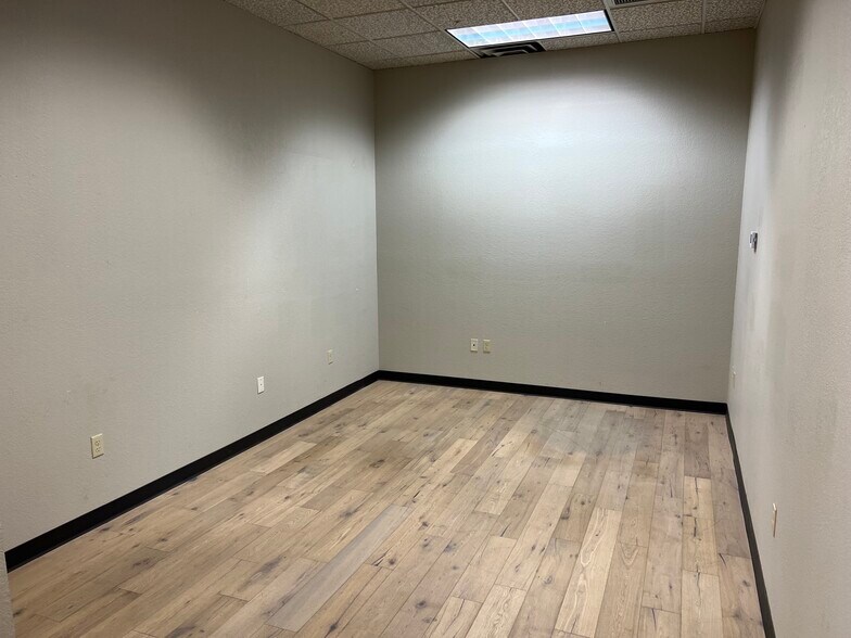 More Photos Of 11042 N 24th Ave, Phoenix Manufacturing For Lease