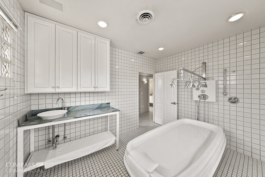 More Photos Of 125 NW Wall St, Bend Health Club For Lease