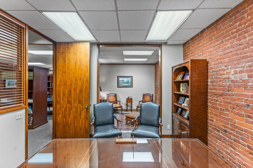 More Photos Of 387 Court St NE, Salem Office For Sale