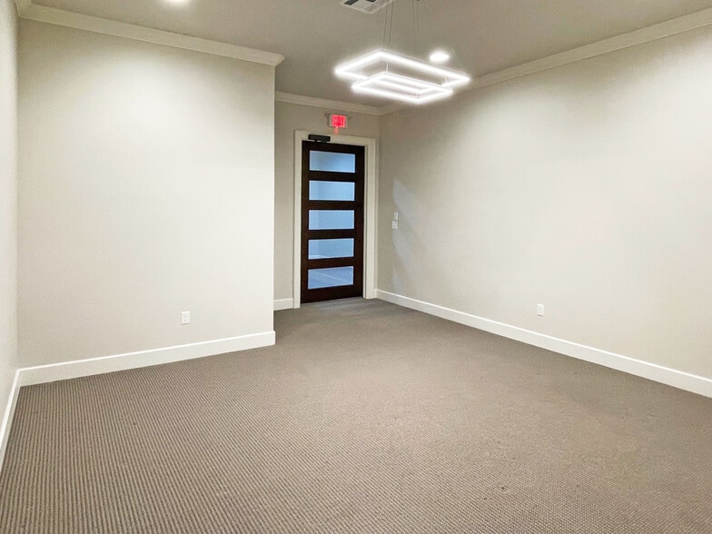More Photos Of 11912 S Norwood Ave, Tulsa Medical For Lease