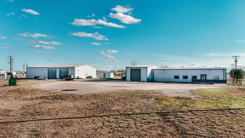 More Photos Of 13102 N Navarro St, Victoria Flex For Lease
