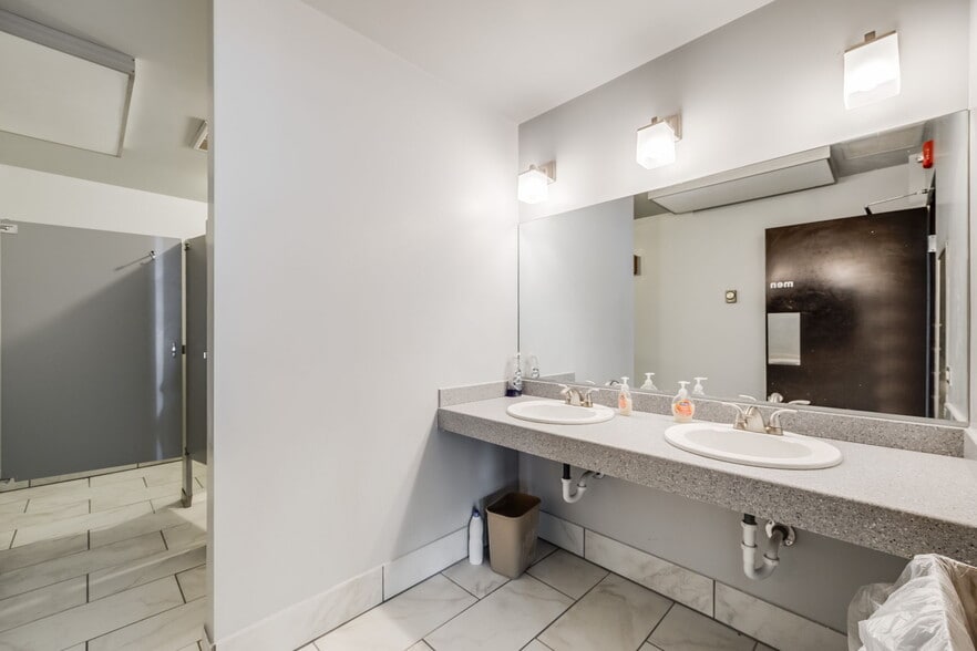 More Photos Of 21 Inverness Way E, Englewood Flex For Sale