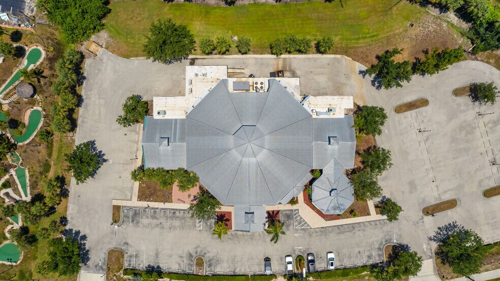 More Photos Of 17650 San Carlos Blvd, Fort Myers Supermarket For Sale