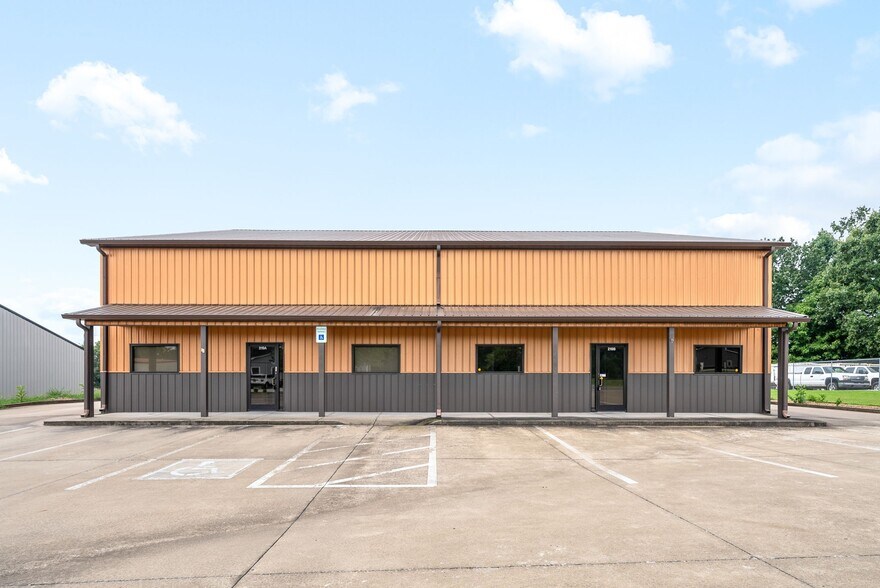 More Photos Of 219 Industrial Dr, Clarksville Warehouse For Lease