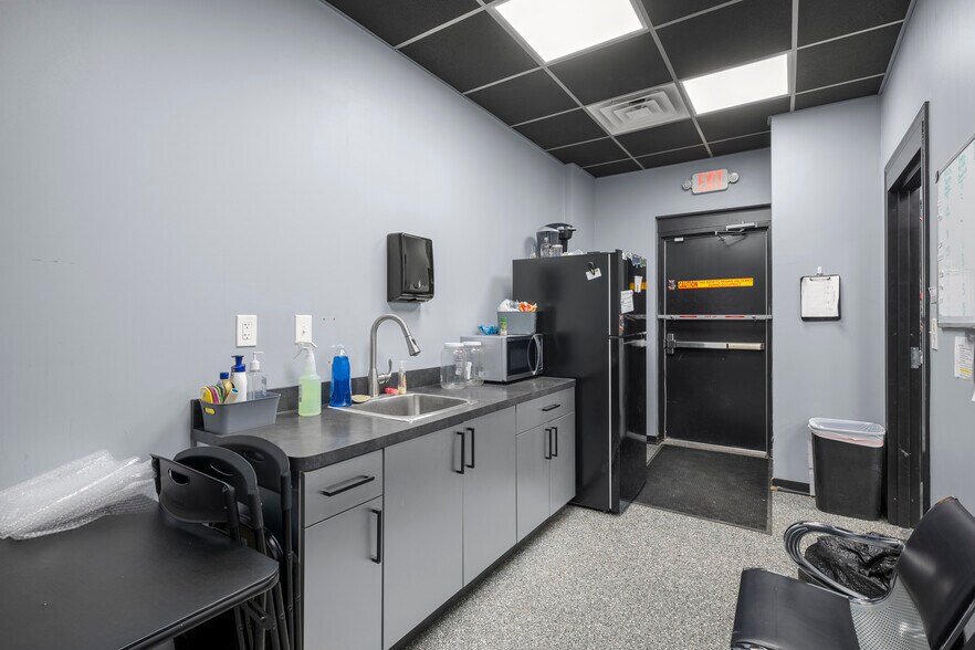 More Photos Of 411 Lafayette Ave, Bay City Fast Food For Sale