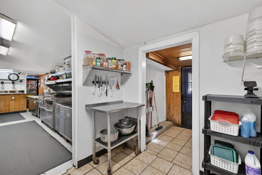 More Photos Of 2396 N Country Road 470, Lake Panasoffkee General Retail For Sale